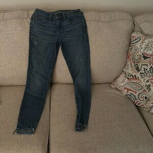 Size 2 Vineyard Vines skinny jeans with frayed bottom